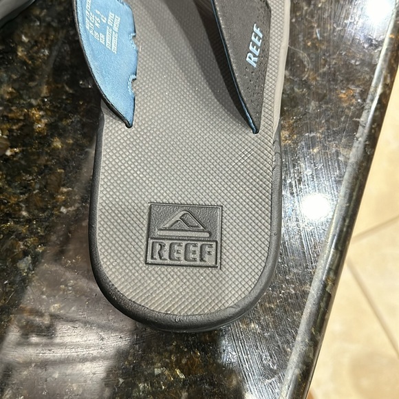 Men’s Reef Flip Flops, size 9. - Picture 3 of 5